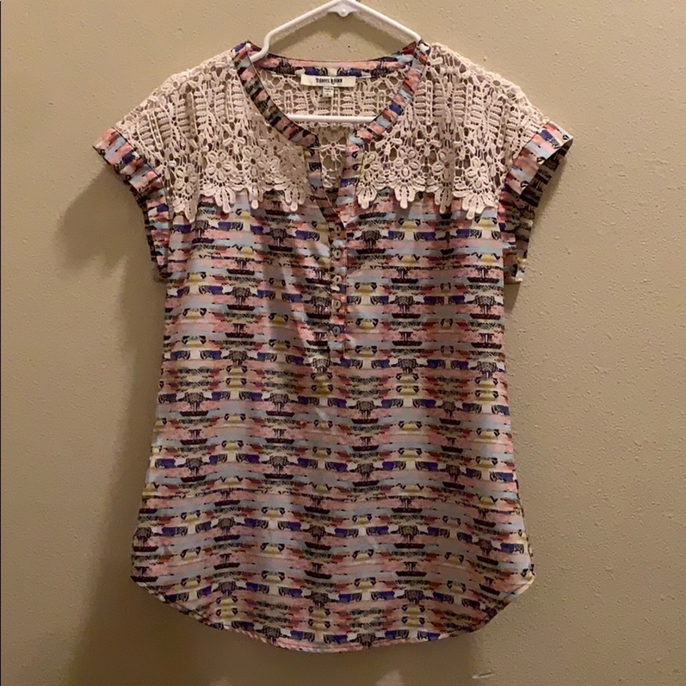 Daniel Rainn, shirt.